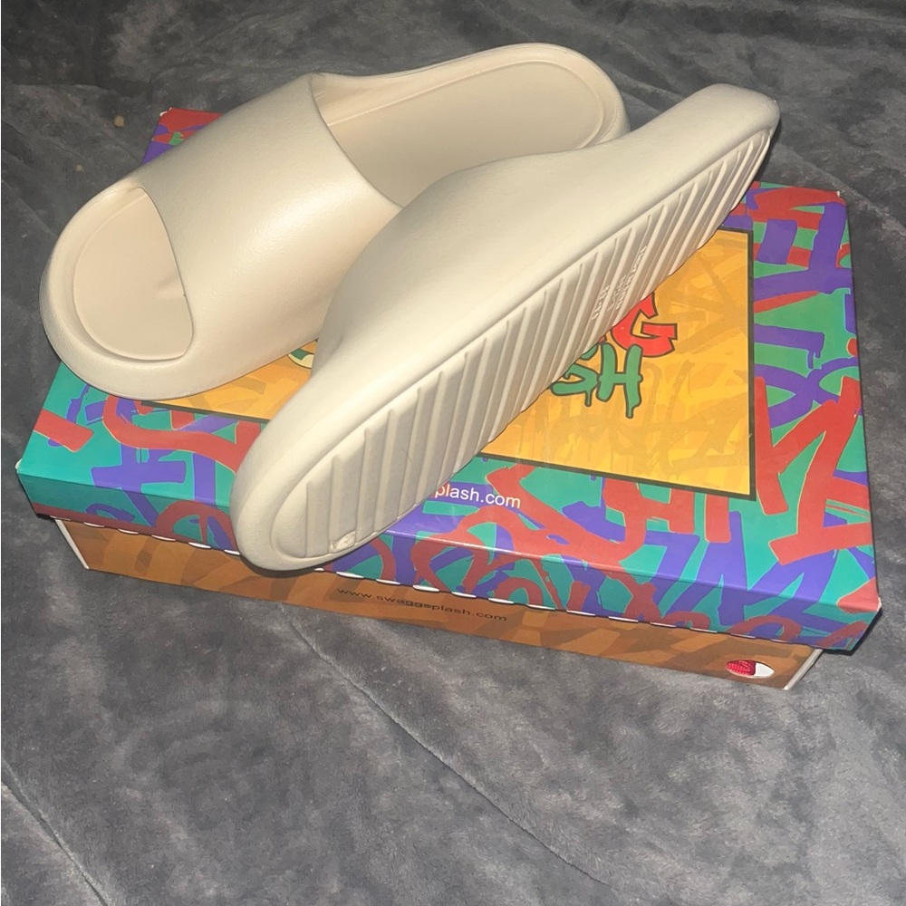 Beige Quiet Luxury Style Slides - Picture 7 of 12